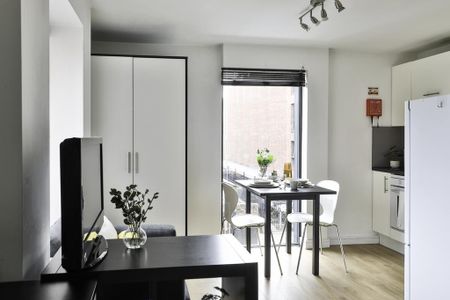 1 bedroom in a house share to rent - Photo 2