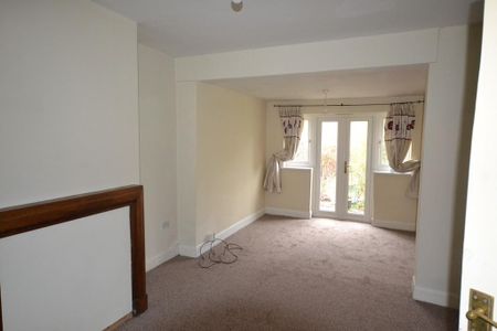 4 bedroom semi-detached house to rent - Photo 3