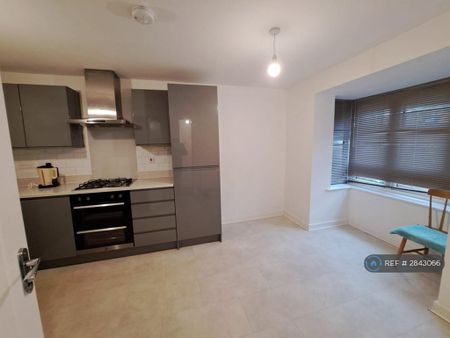 4 bedroom semi-detached house to rent - Photo 3