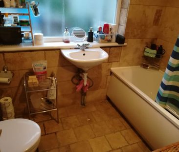 Room in a Shared House, Albert Square, E15 - Photo 3