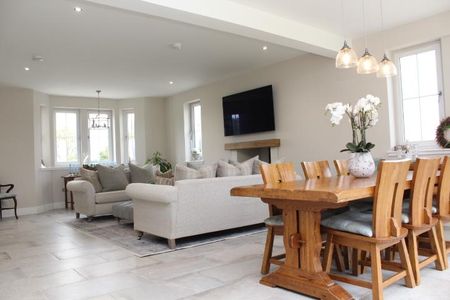 4 bedroom detached villa to rent - Photo 2