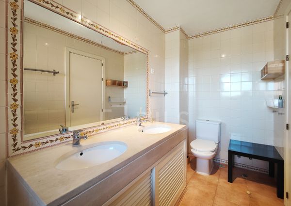 Apartamento T1+1 mobilado e com varandas, no condomínio da Herdade da Aroeira