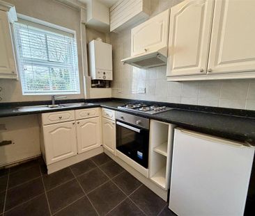 3 bedroom flat to rent - Photo 4