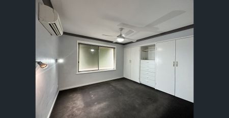 3 BEDROOM BRICK HOME - Photo 3