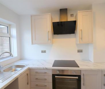 2 bedroom mews to rent - Photo 5