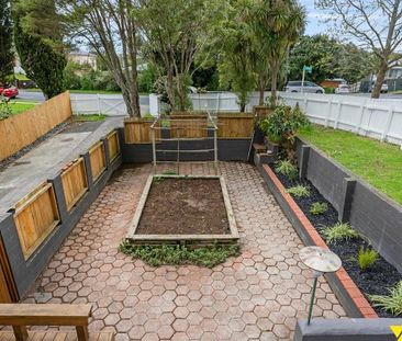 Stylish Family Home in Sought-After New Lynn - Photo 1