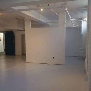 Open Concept Industrial, 9' ceiling Live/Work Studio - Photo 2