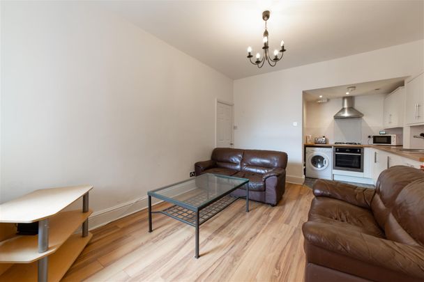 3 bed flat to rent in Warwick Street, Newcastle Upon Tyne, NE6 - Photo 1