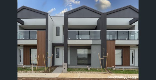 Modern Townhouse Living in Grand View Estate! - Photo 1