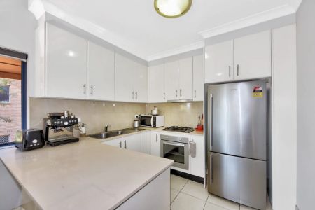 Modern Townhouse in Prime Ashfield Location - Photo 3