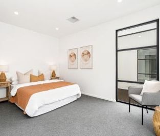 Stylish and modern double storey residence! Double garage. - Photo 3