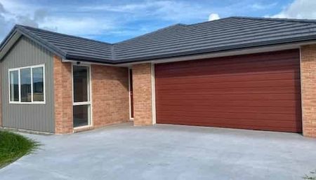 Modern Three Bedroom Home - Photo 5