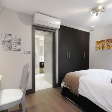 Stunning three bedroom apartment in portererd block, London - Photo 1