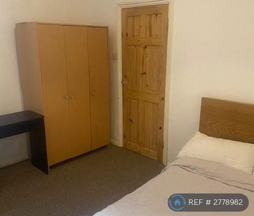 1 bedroom in a flat share to rent - Photo 3