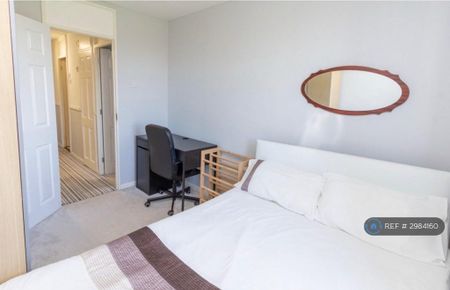 1 bedroom in a flat share to rent - Photo 2