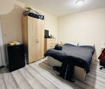 Room in a Shared House, Marshall Close, TW4 - Photo 3