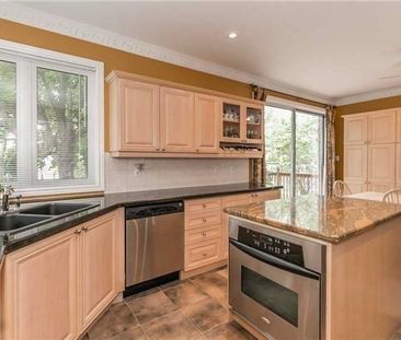 For Lease - 704 Foxcroft Boulevard, Newmarket, Ontario - Photo 2