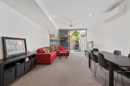 Courtyard Apartment With Parking - Photo 2