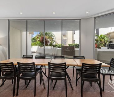 Freshly Updated 2-Bedroom, 2-Bathroom Apartment with Beautiful Pool & Garden Views – Just Moments from Surfers Paradise Beach! - Photo 1