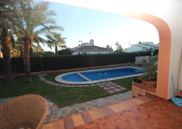 Villa con la piscina privada en Cabo Roig.