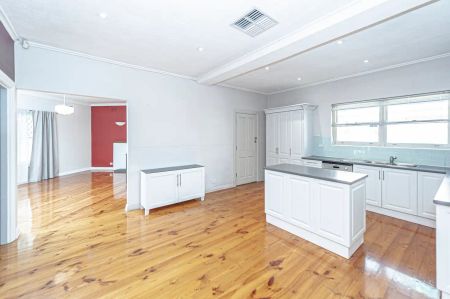 “Spacious Family Home with Studio - Moments from Brighton Beach!” - Photo 3
