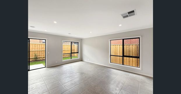 🏡 Brand New 4-Bedroom House in Thornhill Park - Photo 1