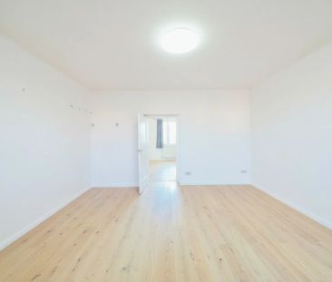 Liebevolles Ambiente und ein herrlicher Blick über den Dächern der ... - Photo 2