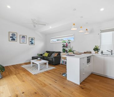 TRENDY TWO BEDROOM FLAT WITH DIRECT STREET ACCESS! - Photo 1