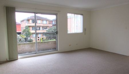 Renovated 2 Bedroom Apartment with lock up garage - Photo 5