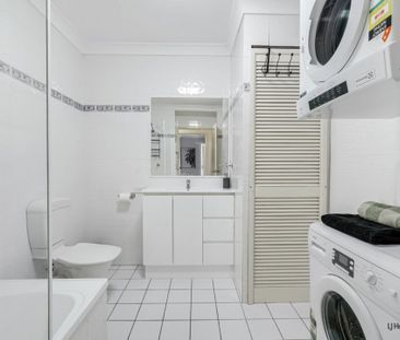 SHORT TERM LEASE - MODERN FURNISHED APARTMENT OVERLOOKING PARK - WA... - Photo 3