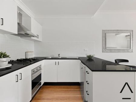 Two Bedroom Courtyard Apartment - Photo 3