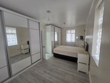 4 Bed End Terrace, Awlfield Avenue, N17 - Photo 3