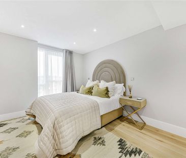 Stunning three bedroom apartment located moments away from Baker Street - Photo 1