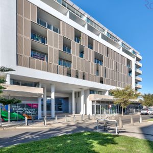 Air-conditioned studio apartment in Newcastle's popular Honeysuckle precinct by Newcastle harbour. - Photo 2