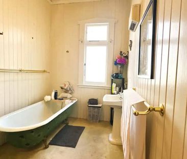 Charming 3 Bedroom Character Home Available for Rent - Photo 3