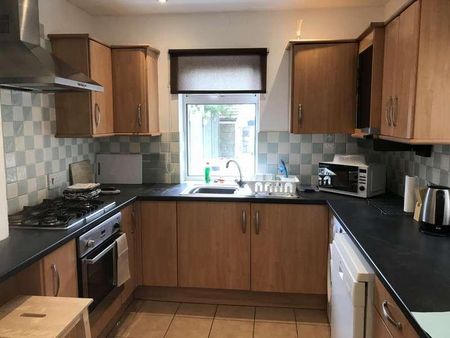 Bedroom Semi Detached House In Winton, BH9 - Photo 5