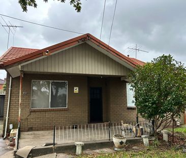 Three bedroom home in the heart of Sunshine - Photo 6