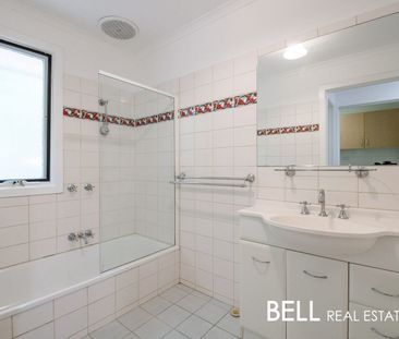 Family Home in Peaceful Court Location - Photo 3