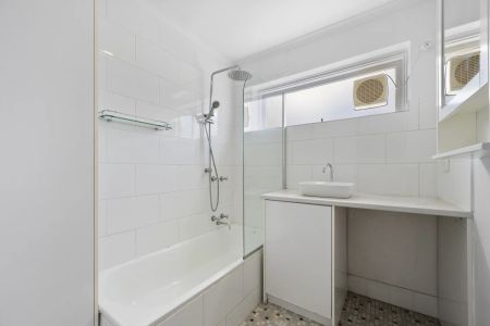 Modern comfort in a prime Thornbury location - Photo 4