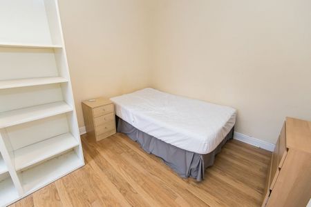 Welton Mount, Hyde Park, Leeds - Photo 3