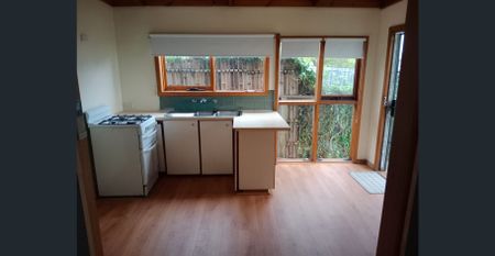 Cozy 1-Bedroom Granny Flat for Rent - Ideal Location! - Photo 2