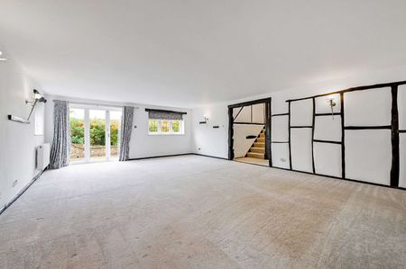 An immaculate four bedroom detached home, located in a private setting and accessed via wooden gates - Photo 2