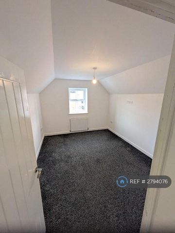 4 bedroom end of terrace house to rent - Photo 3