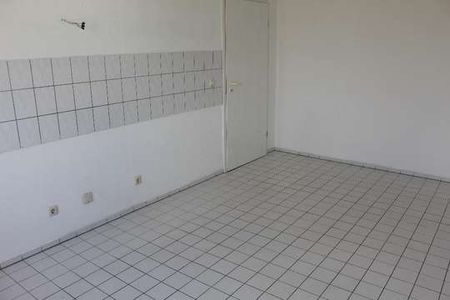 Einbauküche möglich! - Preiswerte, zentrumsnahe, große 2 Raum-Wohnung, WG geeignet mit Tageslicht... - Foto 4