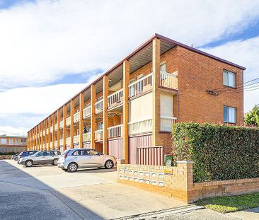 Tidy one bedroom unit with Lock up garage - Photo 6