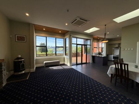 5 Bedroom Home with Sweeping Harbour Views - Photo 3