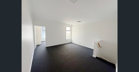 Stylish Lakeview Townhouse - Photo 4