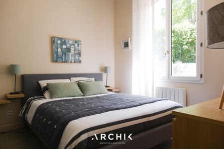 Architecture des années 40 revisitée, cette charmante maison de plain-pied de 90 m2, entièrement rénovée en 2015, est située au Moulleau, sur un terrain de 440 m2, à proximité immédiate des commerces et de la plage. - Photo 5