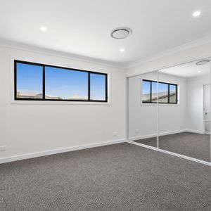 3/11 Griffiths Street Oak Flats - Photo 2