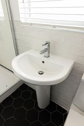 6 bedroom house to rent - Photo 1